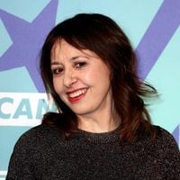 "Je n'ai pas trop de rides, je suis contente" : A 55 ans, Valérie Bonneton a trouvé le parfait équilibre pour prendre soin d'elle