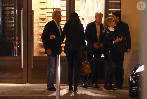 Exclusif - Prix spécial - no web - Le clan Delon réuni à l'occasion des 50 ans de Anthony Delon au Mandarin Hotel. Tout va pour le mieux dans la famille Delon, le clan est à nouveau soudé. Jeudi soir, Anthony qui fêtait ses 50 ans avait convié son père Alain Delon ( dont c'était la première sortie depuis son hospitalisation), sa mère Nathalie Delon, Anouchka Delon et son compagnon Julien Dereims ainsi que ses deux filles Loup et Liv.
Paris le 2 octobre 2014