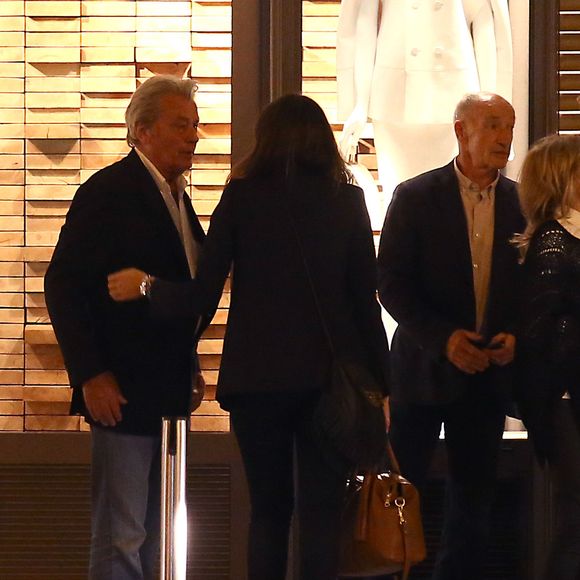 Exclusif - Prix spécial - no web - Le clan Delon réuni à l'occasion des 50 ans de Anthony Delon au Mandarin Hotel. Tout va pour le mieux dans la famille Delon, le clan est à nouveau soudé. Jeudi soir, Anthony qui fêtait ses 50 ans avait convié son père Alain Delon ( dont c'était la première sortie depuis son hospitalisation), sa mère Nathalie Delon, Anouchka Delon et son compagnon Julien Dereims ainsi que ses deux filles Loup et Liv.
Paris le 2 octobre 2014