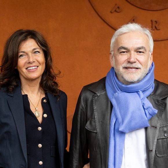 Pascal Praud et sa femme Catherine au village lors des Internationaux de France de Tennis de Roland Garros 2025, à Paris, France, le 7 juin 2025. © Cyril Moreau/Bestimage