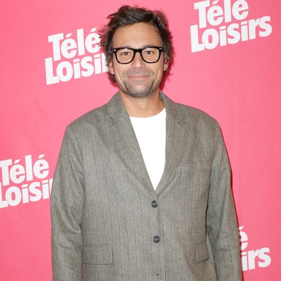 Bertrand Chameroy a lui aussi fait une apparition remarquée sur le photocall de l'événement.

Bertrand Chameroy - Photocall de la soirée "Télé Loisirs Awards 2025" au Jardin d'Acclimatation à Paris le 23 septembre 2025. © Coadic Guirec/Bestimage