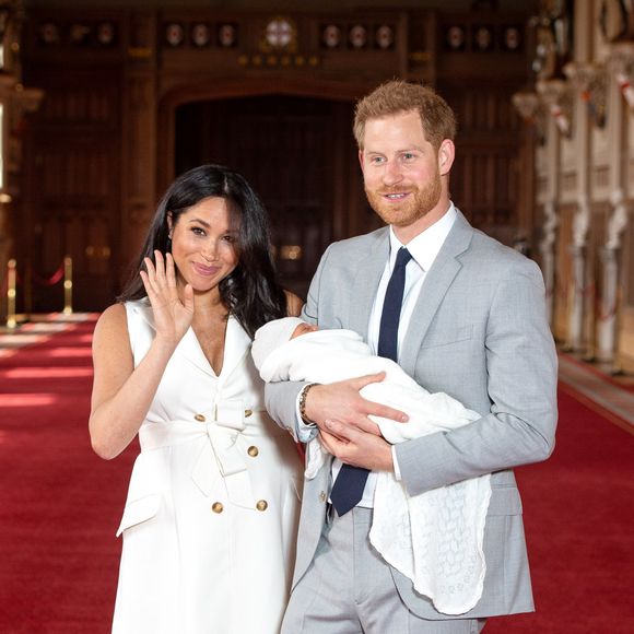 Le prince Harry et Meghan Markle, duc et duchesse de Sussex, présentent leur fils Archie Harrison Mountbatten-Windsor dans le hall St George au château de Windsor le 8 mai 2019.