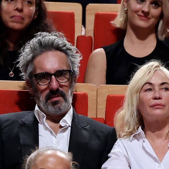 Emmanuelle Beart et son compagnon Frédéric Chaudier pendant la cérémonie de remise du prix lumière à I.Huppert lors de la 16ème édition du Festival Lumière à l'Amphithéâtre - Centre de Congrès à Lyon, France, le 18 octobre 2024. © Dominique Jacovides/Bestimage