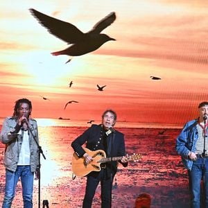 Exclusif -  Laurent Voulzy entouré par ses fils Quentin, Julien, Cliff et Nicolas, lors de l'enregistrement de l'émission "Famille je vous aime" présentée par M. Drucker et qui sera diffusée le 13 juin 2025 sur France 3, aux Studios rive gauche à Paris, France, le 14 avril 2025. © Clovis-Gaffiot/Bestimage