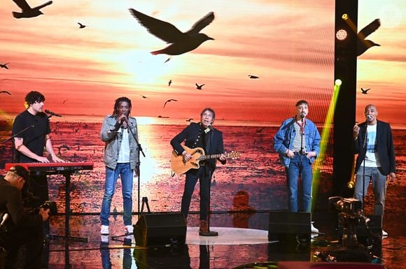 Exclusif -  Laurent Voulzy entouré par ses fils Quentin, Julien, Cliff et Nicolas, lors de l'enregistrement de l'émission "Famille je vous aime" présentée par M. Drucker et qui sera diffusée le 13 juin 2025 sur France 3, aux Studios rive gauche à Paris, France, le 14 avril 2025. © Clovis-Gaffiot/Bestimage