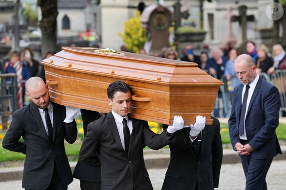 Cercueil de la défunte aux arrivées des obsèques d'Emilie Dequenne au cimetière Père Lachaise à Paris, France, le 26 mars 2025. © Cyril Moreau/Bestimage