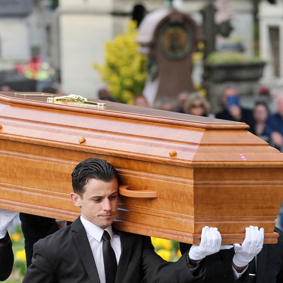 Cercueil de la défunte aux arrivées des obsèques d'Emilie Dequenne au cimetière Père Lachaise à Paris, France, le 26 mars 2025. © Cyril Moreau/Bestimage