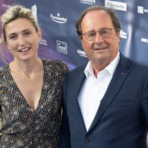 Julie Gayet et l'ancien président de la République française François Hollande assistent au photocall Le Proces Goldman lors du 16e Festival du film francophone d'Angoulême le 25 août 2023 à Angoulême, France. Photo by David Niviere/ABACAPRESS.COM