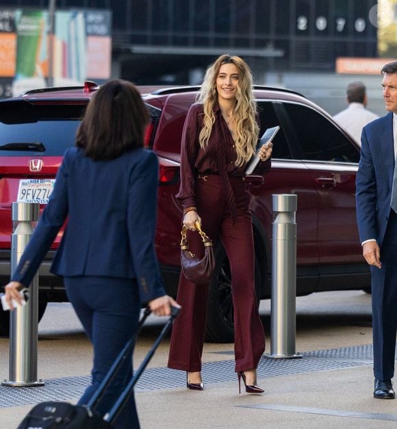 Paris Jackson a été photographiée à son arrivée au palais de justice de Los Angeles avec des documents juridiques avant une audience liée à sa dispute avec les exécuteurs testamentaires de son défunt père Michael Jackson.

©Bestimage