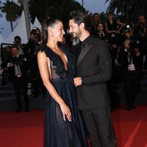 Déjeuner raffiné, ambiance fleurie et tournesols géants pour ce qu’elle a appelé un "anniversaire d’abondance".

Pierre Niney et sa femme Natasha Andrews à la montée des marches du film "Mascarade" lors du 75ème Festival International du Film de Cannes, France, le 27 mai 2022. © Rachid Bellak/Bestimage