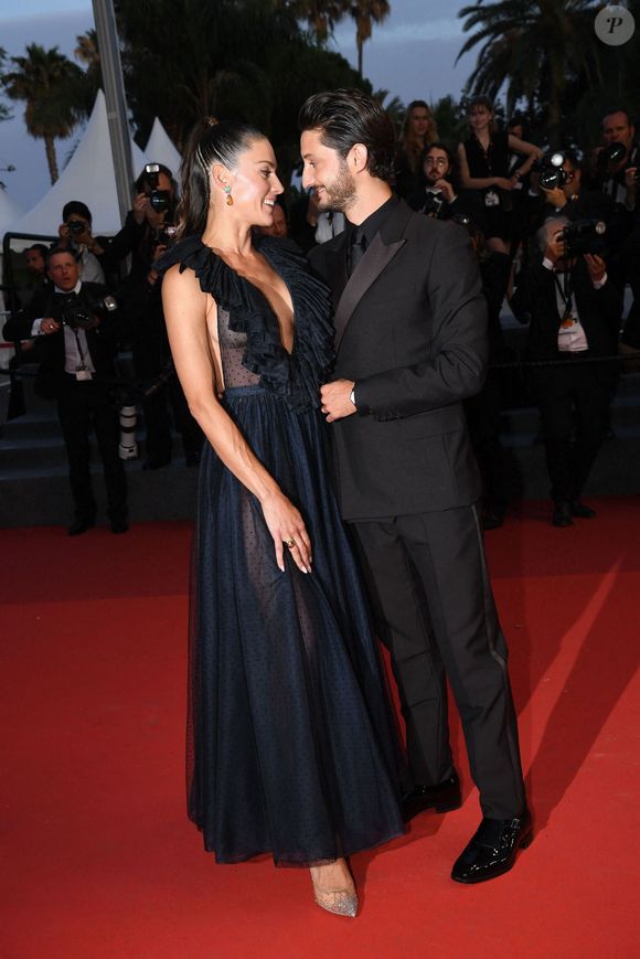 Déjeuner raffiné, ambiance fleurie et tournesols géants pour ce qu’elle a appelé un "anniversaire d’abondance".

Pierre Niney et sa femme Natasha Andrews à la montée des marches du film "Mascarade" lors du 75ème Festival International du Film de Cannes, France, le 27 mai 2022. © Rachid Bellak/Bestimage