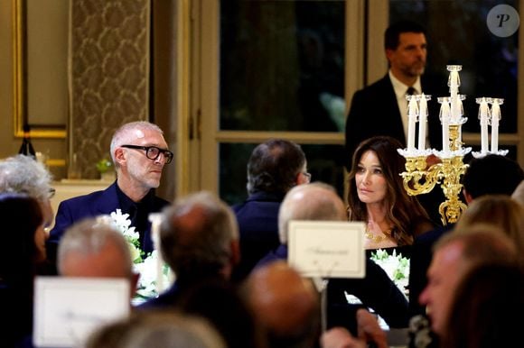 Vincent Cassel, Carla Bruni Sarkozy lors du dîner d’État en l’honneur du président brésilien et de sa femme au palais présidentiel de l’Élysée à Paris, France, le 5 juin 2025. 

© Dominique Jacovides / Bestimage