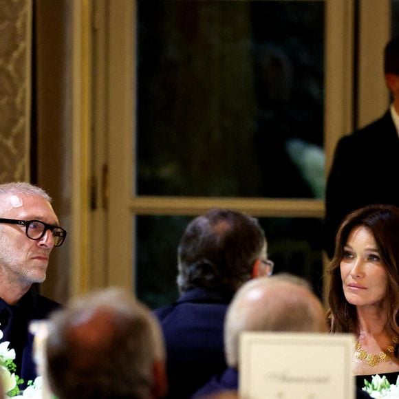 Vincent Cassel, Carla Bruni Sarkozy lors du dîner d’État en l’honneur du président brésilien et de sa femme au palais présidentiel de l’Élysée à Paris, France, le 5 juin 2025. 

© Dominique Jacovides / Bestimage
