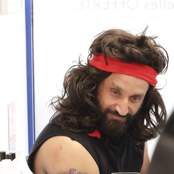 Exclusif  - Cyril Hanouna tourne la bande annonce de sa nouvelle émission "Tout Beau, Tout N9uf (TBT9)" qui arrivera à la rentrée prochaine sur W9 au Bois de Boulogne avec Valérie Bénaïm et Raymond Aabou, Paris le 20 juin 2025. © Jack Tribeca / Bestimage