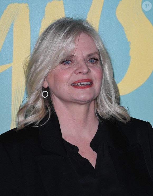 "Mes parents sont morts la même année. À huit mois d'intervalle, ma mère n'a pas survécu à la mort de mon père", a-t-elle d'abord confié.
Isabelle Nanty à la première du film "Alors On Danse" à l'UGC Ciné Cité Bercy à Paris, le 14 mars 2022. © Guirec Coadic/Bestimage