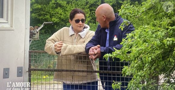 La nouvelle a néanmoins de quoi surprendre étant donné qu'on pensait Renaud et Anne filer le parfait amour depuis le tournage de L'amour est dans le pré en 2024. 

Renaud fait son choix dans "L'amour est dans le pré", M6