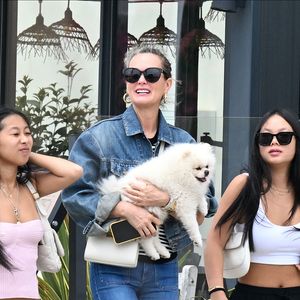 Exclusif - Laeticia Hallyday et ses filles Jade et Joy (qui résident depuis quelques jours dans la propriété familiale du Cap-d'Ail) arrivent à Marseillan pour déjeuner avec Elyette Boudou "Mamie Rock" (qui fêtera ses 89 ans le 5 juillet prochain), accompagné de son père André Boudou et sa fille Alcéa (demi soeur de Laeticia). Toute la famille est allée déjeuner à la crêperie "La Maison de Camille" à Marseillan, France, le 2 juillet 2024.  Agence / Bestimage