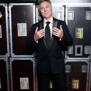 Le chanteur expliquait que lui et Angela Gheorghiu avaient privilégié ce confort à Londres comme à New York pour que leurs nombreux déplacements professionnels ne transforment pas leur métier en "calvaire".

Roberto Alagna - Backstage de l’enregistrement de l'émission "M6 sur son 31" au Millésium à Epernay, présentée par E.Gossuin, et diffusée sur M6 le 31 décembre. © Christophe Clovis / Bestimage