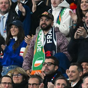 Iris Mittenaere, Jean Dujardin, Oli - Célébrités dans les tribunes du match d'ouverture du Tournoi des six nations : France-Irlande (36-14) au Stade de France à Saint-Denis le 5 février 2026. © Lionel Urman/Bestimage