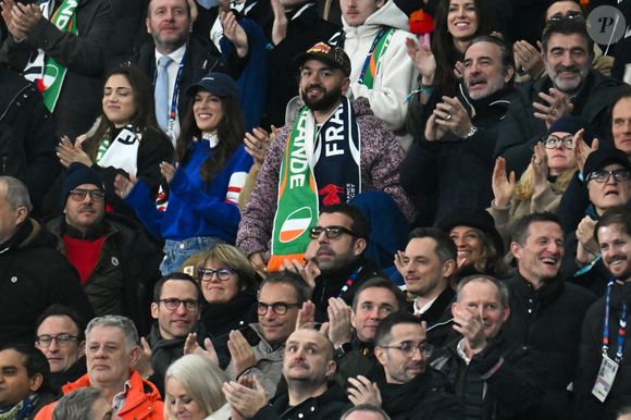 Iris Mittenaere, Jean Dujardin, Oli - Célébrités dans les tribunes du match d'ouverture du Tournoi des six nations : France-Irlande (36-14) au Stade de France à Saint-Denis le 5 février 2026. © Lionel Urman/Bestimage