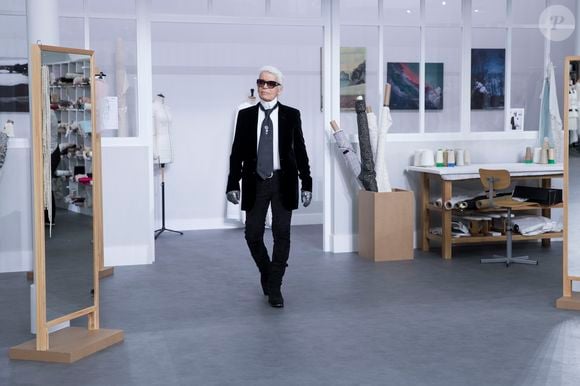 Vendue en 1991, cette collection iconique a néanmoins retrouvé vie en 2025 grâce à une exposition rendant hommage à cet intérieur emblématique des années 80.

Karl Lagerfeld - Final du défilé de mode Haute-Couture Automne-hiver 2016/2017 "Chanel" au Grand Palais à Paris. Le 5 juillet 2016. © Olivier Borde / Bestimage