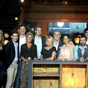 L'événement s'est fait en petit comité

Sophie Davant entourée par Anne-Catherine Verwaerde,  Stephane Vanhandenhoven, Caroline Margeridon, Damien Tison, Gerald Watelet, Diane Chatelet, François Cases Bardina, Pierre François Garcier et Alexandra Morel - Backstage de l'enregistrement de l'émission prime "Affaire conclue" dans les écuries du château de Chantilly le 9 juillet 2020
© Guillaume Gaffiot / Bestimage