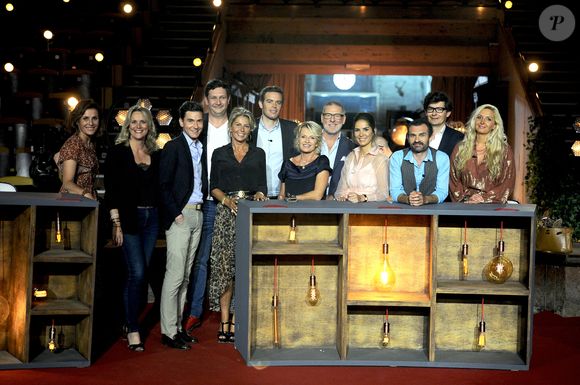 L'événement s'est fait en petit comité

Sophie Davant entourée par Anne-Catherine Verwaerde,  Stephane Vanhandenhoven, Caroline Margeridon, Damien Tison, Gerald Watelet, Diane Chatelet, François Cases Bardina, Pierre François Garcier et Alexandra Morel - Backstage de l'enregistrement de l'émission prime "Affaire conclue" dans les écuries du château de Chantilly le 9 juillet 2020
© Guillaume Gaffiot / Bestimage