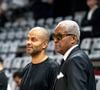 Les causes de sa mort n'ont pas été précisées mais, en revanche, il a été indiqué que cela a été "brutal et inattendu". 

Tony Parker avec son fils Josh et son père Tony Parker Sr - Basket-ball : Betclic Elite - Villeurbanne Vs Nancy (115-71) à l’Astroballe de Villeurbanne le 28 septembre 2025. © Sandrine Thesillat / PsNewZ/Bestimage