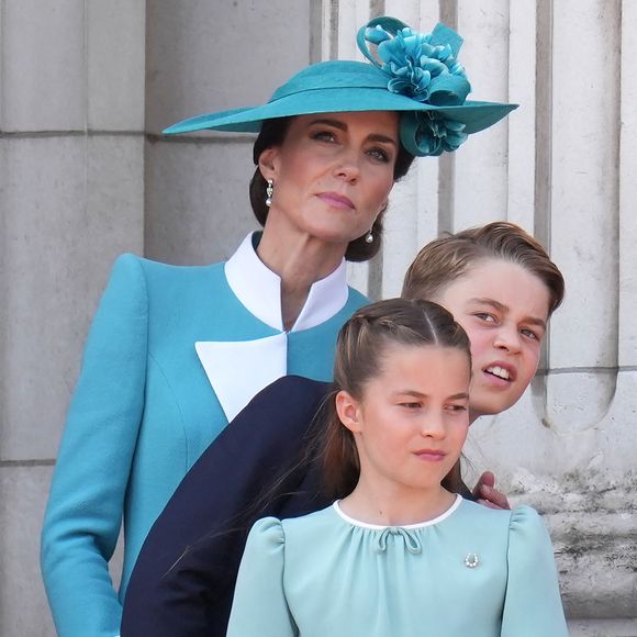 Catherine (Kate) Middleton, princesse de Galles, Le prince George de Galles, La princesse Charlotte de Galles, - Les membres de la famille royale britannique au balcon de Buckingham Palace lors de la cérémonie Trooping the Colour à Londres, le 14 juin 2025. Affecté par le crash du Boeing 787 Dreamliner à Ahmedabad du 12 juin, le souverain et les officiels porteront un brassard noir en hommage aux plus de 270 victimes. Bon nombre d'elles étaient des ressortissants britanniques.
© James Whatling / Bestimage