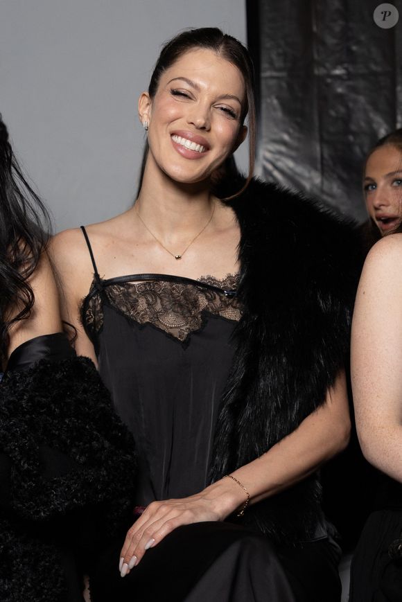 Iris Mittenaere au Front Row du défilé Vaillant Collection Femme Prêt-à-Porter Automne/Hiver 2026-2027 lors de la Fashion Week de Paris (PFW) au palais de Tokyo, à Paris, France, le 6 mars 2026. © Julien Sarkissian/Bestimage