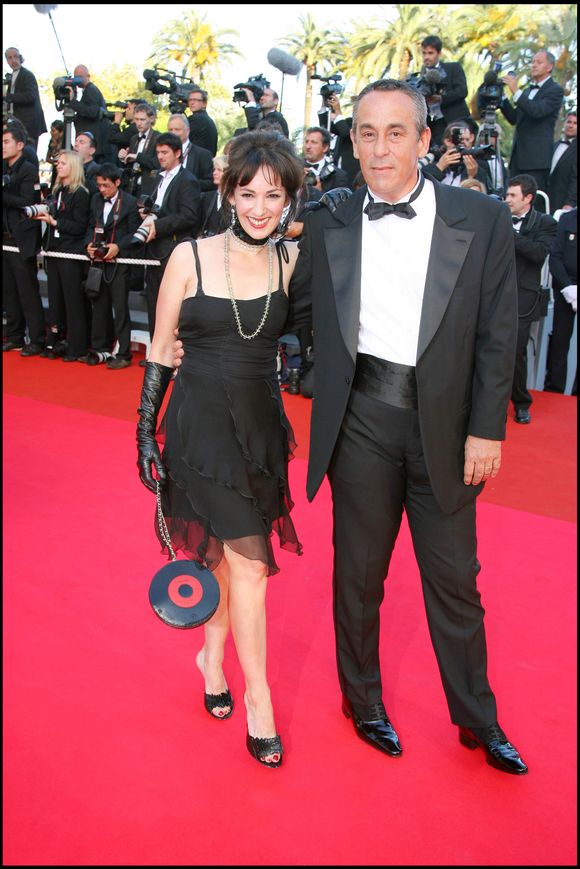 Par le passé, ils ont partagé 22 ans d'amour. 

Thierry Ardisson et Béatrice Loustalan - Montée des marches pour la clôture du 60e Festival de Cannes en 2007.
BORDE-JACOVIDES / BESTIMAGE