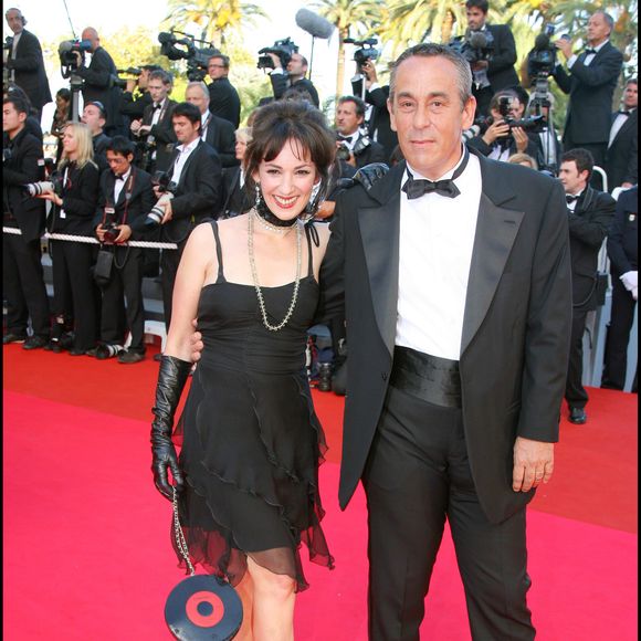 Par le passé, ils ont partagé 22 ans d'amour. 

Thierry Ardisson et Béatrice Loustalan - Montée des marches pour la clôture du 60e Festival de Cannes en 2007.
BORDE-JACOVIDES / BESTIMAGE