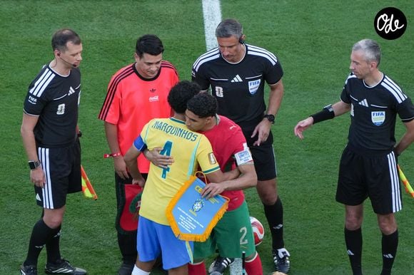Le Brésilien Marquinhos (à gauche) et le Marocain Achraf Hakimi (à droite) s’étreignent avant le match de football de la phase de poules de la Coupe du monde masculine de la FIFA 2026 opposant le Brésil au Maroc au New York New Jersey Stadium, à East Rutherford, le 13 juin 2026  (Crédit photo : © Alexandra Fechete/Sport Press Photo via ZUMA Press / Bestimage)