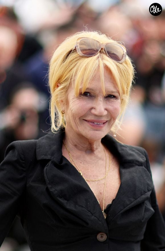 Forte d'une riche carrière à la télévision et au cinéma, elle puise sa force dans sa créativité et son histoire.

Clémentine Célarié au photocall du film "Si Tu Penses Bien" lors du 79ème Festival International du Film de Cannes, le 16 mai 2026. 

© Jacovides-Moreau/bestimage