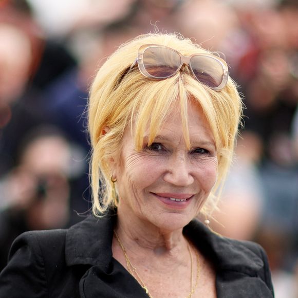 Forte d'une riche carrière à la télévision et au cinéma, elle puise sa force dans sa créativité et son histoire.

Clémentine Célarié au photocall du film "Si Tu Penses Bien" lors du 79ème Festival International du Film de Cannes, le 16 mai 2026. 

© Jacovides-Moreau/bestimage