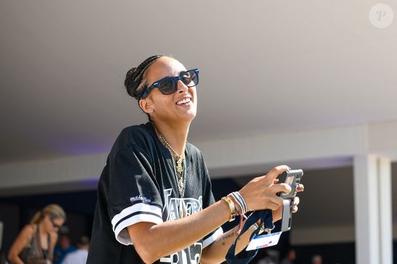 La fille de Karine Silla était de passage au Champ-de-Mars ce vendredi 20 et samedi 21 juin.

Exclusif - Roxane Depardieu dans l'Espace VIP de la 9ème édition du "Longines Paris Eiffel Jumping" au Champ de Mars à Paris, France, le 24 juin 2024. 

Phot : Perusseau-Veeren / Bestimage