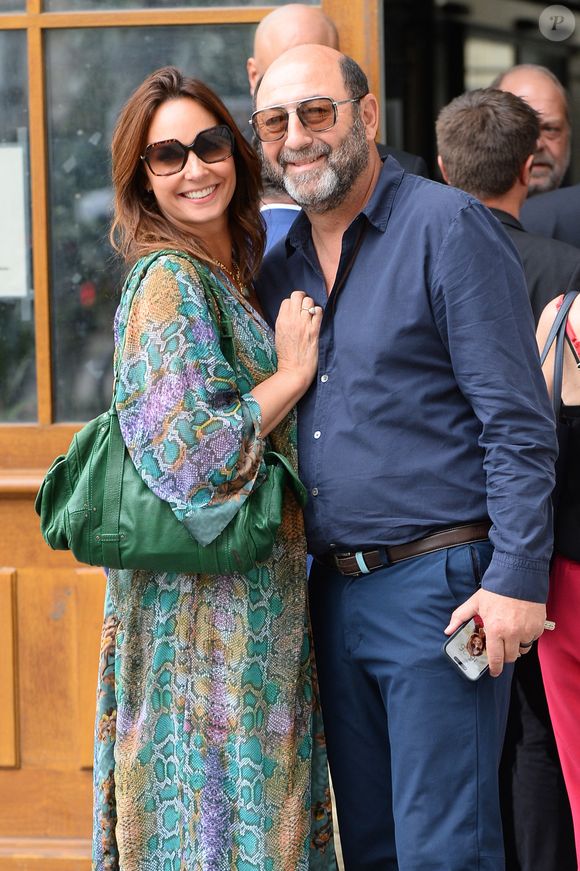 Julia Vignali et son mari Kad Merad - Mariage de Claude Lelouch à la mairie du 18ème à Paris. Le 17 juin 2023. © Agence / Bestimage