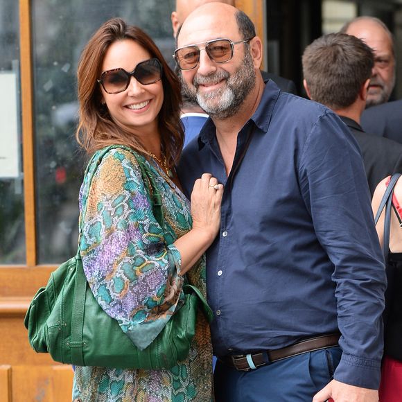 Julia Vignali et son mari Kad Merad - Mariage de Claude Lelouch à la mairie du 18ème à Paris. Le 17 juin 2023. © Agence / Bestimage
