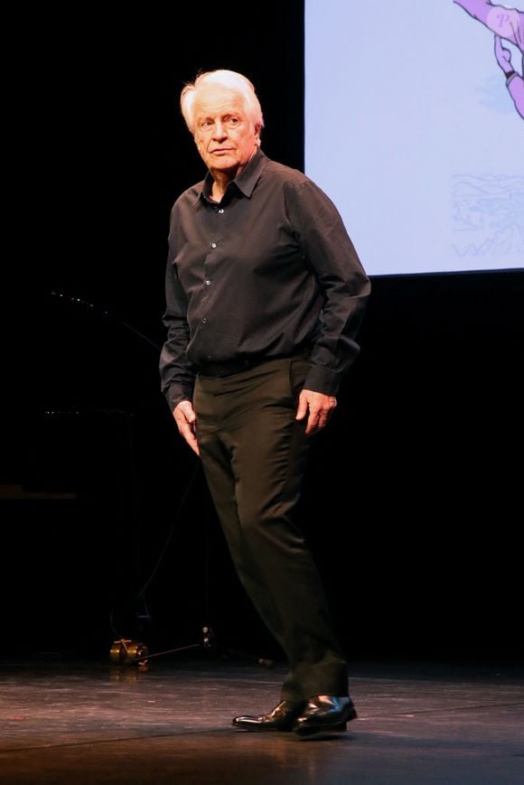 André Dussollier sur scène - Pour ses Adieux au Théâtre du Rond-Point qu'il a dirigé 20 ans, Jean-Michel Ribes a reçu les hommages et les remerciements des comédiens qui ont joué sur cette scène. Paris, France, le 12 Décembre 2022. 

© Bertrand Rindoff / Bestimage