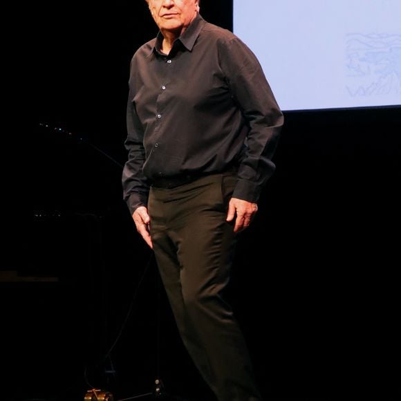 André Dussollier sur scène - Pour ses Adieux au Théâtre du Rond-Point qu'il a dirigé 20 ans, Jean-Michel Ribes a reçu les hommages et les remerciements des comédiens qui ont joué sur cette scène. Paris, France, le 12 Décembre 2022. 

© Bertrand Rindoff / Bestimage