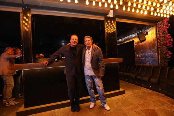 Jean-Roch vend son célèbre établissement, le VIP Room à Saint-Tropez

Jean Roch a reçu ses amis pour fêter la fermeture de son célèbre club privé, "VIP Room" à Saint-Tropez, après 29 ans d'existence. Après un dernier week-end de fête, le célèbre établissement sera remplacé par le "Lilly's Club".
© Franz Chavaroche / Bestimage