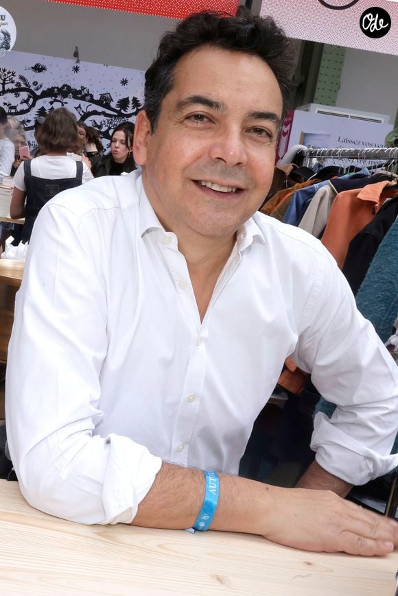 En 2025, il avait été filmé à son insu avec son confrère Patrick Cohen alors qu'ils échangeaient avec deux responsables du Parti Socialiste (PS)

Patrick Cohen en dédicace lors du 5ème festival du Livre de Paris au Grand Palais (17 - 19 avril 2026) à Paris, le 19 avril 2026. © Cédrice Perrin / Bestimage