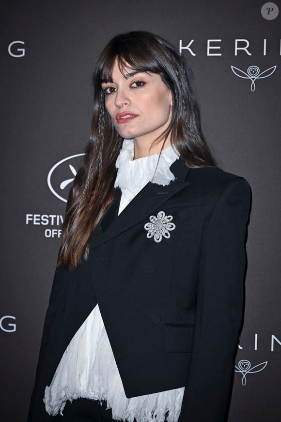 La couleur verte, fil conducteur de l’appartement, crée une atmosphère douce et enveloppante.

Clara Luciani - Photocall du dîner "Women In Motion, Kering", Place de la Castre lors du 78ème Festival International du Film de Cannes le 18 mai 2025. © Olivier Borde/Bestimage