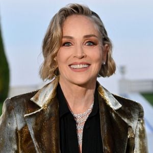 "Toujours les prendre en compte, même si je suis au téléphone ou occupée ou que d'autres choses arrivaient. Je reconnais toujours leur présence."
Exclusif - Sharon Stone - Dîner de charité "Knights of Charity" au Château de la Croix des Gardes à Cannes le 20 mai 2026. © Bruno Bebert / Bestimage
