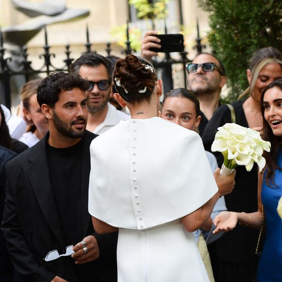 La mannequin portait une robe blanche élégante, tandis que son mari était en costume bleu marine.

 Arrivées au mariage civil de Thylane Blondeau et Benjamin Attal à la mairie du 16ème arrondissement de Paris le 29 juin 2026.
Agence / Bestimage