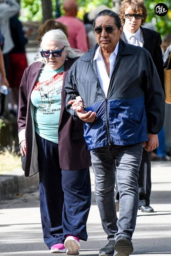 Josiane Balasko et son mari George Aguilar aux arrivées des obsèques de Catherine Ringer, la chanteuse des Rita Mitsouko, au cimetière de Montmartre, dans le 18ème arrondissement de Paris, France, le 19 septembre 2026. © Bestimage