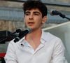 Plus habitué des scènes de Los Angeles, où il vit et poursuit son parcours musical, le jeune artiste a foulé pour la première fois une scène française 

Léon Hesby, le fils de P.Bruel, se produit pour la première fois sur scène en France, au festival des Sables-d'Olonne, le 26 juin 2026. Noël Carrier / Bestimage