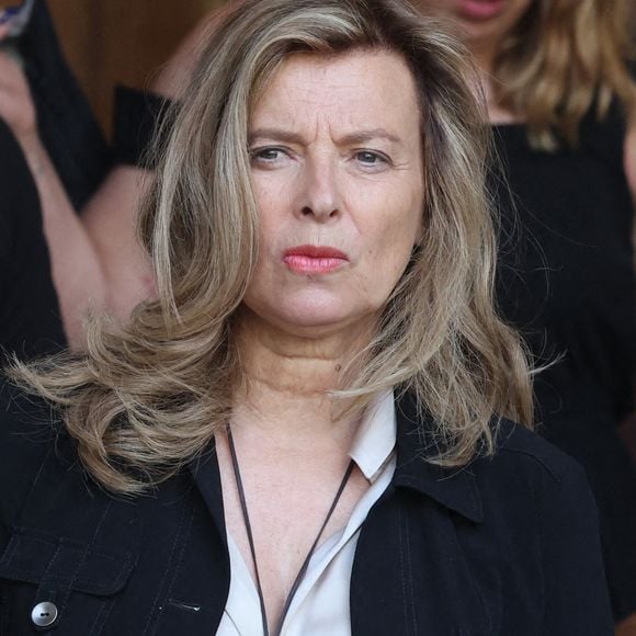 Valérie Trierweiler - Sorties des obsèques de Philippe Labro en l'église de Saint-Germain-des-Prés à Paris le 13 juin 2025. © Dominique Jacovides - Christophe Clovis / Bestimage