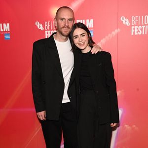 À 35 ans, la star d’"Emily in Paris" est devenue maman pour la première fois grâce à une gestation pour autrui (GPA)...

12 octobre 2024. Gala du tapis rouge du BFI London Film Festival pour THE SUMMER BOOK au Curzon Mayfair, Londres. Ici : Lily Collins et Charlie McDowell Crédit : Justin Goff/GoffPhotos