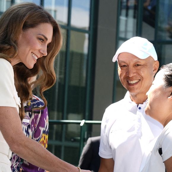 Elle était en pleine bataille contre le cancer

La princesse de Galles rencontre Ziying Wang, championne de la finale du simple dames en fauteuil roulant, accompagnée de Ralph Yin, le samedi 12 juillet 2025. Photo Jordan Pettitt/PA Wire